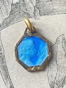 Ancien Pendentif Médaille en plaqué or et émail bleu Ange Angelot Bapteme - Picture 1 of 2