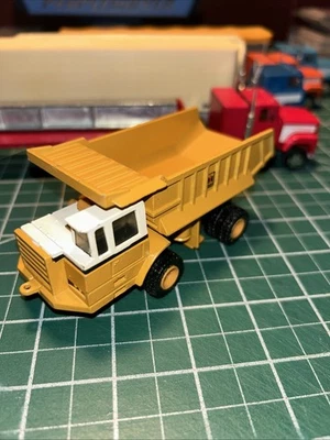 ERTL International Harvester Pay Hauler Hydraulic Dump Truck 110-0002 See Crack - Image 1 of 4