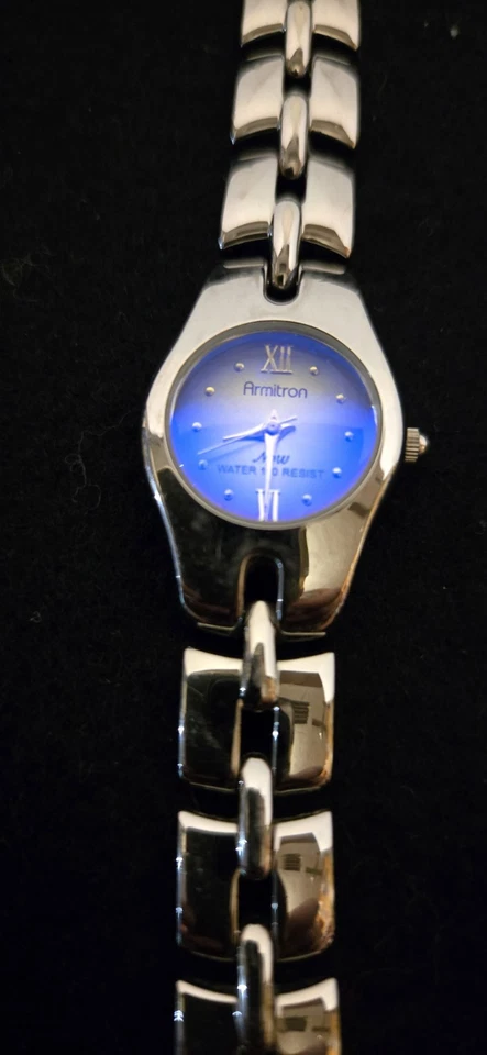 Reloj analógico de cuarzo redondo 23 mm tono plata de vestir Armitron para mujer 75/2453T 7" Foto 1 de 1