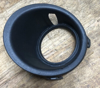 Bisel de lámpara genuino usado GM 2014-2015 Chevrolet Camaro pieza #22829540. Foto 1 de 4