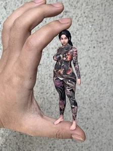 Scultura realistica di una bellezza tatuata modellino auto in miniatura a grandezza naturale - Foto 1 di 23