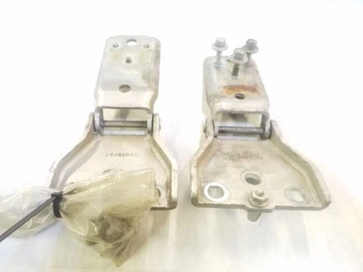 Juego de bisagras de puerta trasera derecha plateadas | Se adapta a Ford F250 F350 Super Cab 1999-2007 Foto 1 de 4