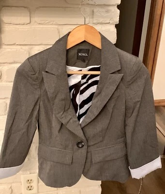 Abrigo Chaqueta XOXO Color Carbón 2 Bolsillos Misses Damas Talla Pequeña Foto 1 de 4