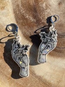 Pendientes de resina hechos a mano negros, blancos, plateados, colgantes de luna brillantes - Imagen 1 de 6