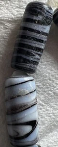 24 Weiß & Blau Wirbeln auf Schwarz Glas Fass Perlen mit 2 mm Loch 14x8 mm Röhren - Bild 1 von 16