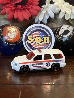 Chevrolet Tahoe 2007 Fire Dept Rescue 1:64 blanco diecast usado casi nuevo estado Hot Wheels Foto 1 de 4