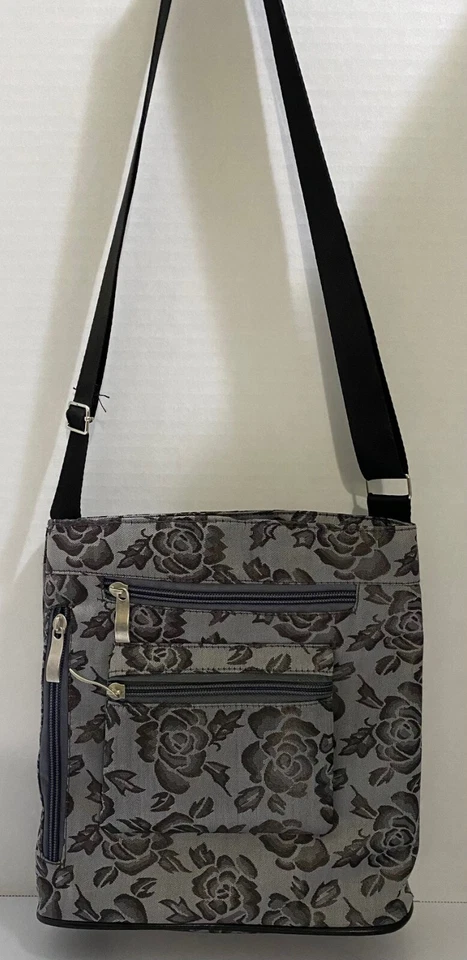 CARTERA, BANDOLERA, 100% POLIÉSTER, GRIS CON ROSAS NEGRAS, 9" DE ANCHO Y 9,5" DE ALTO Foto 1 de 1