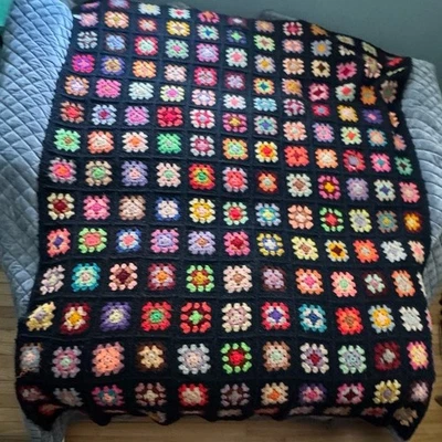 Cuadrados de abuela de ganchillo tamaño completo colorido acrílico hecho a mano Roseanne Foto 1 de 4