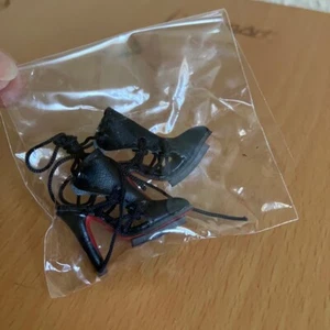 IT Color Infusion Collection: Zara Wade Sandaletten mit Riemchenabsatz - Bild 1 von 2