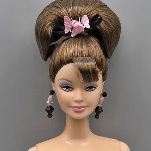 MUÑECA BARBIE DESNUDA HANAE MORI MORENA UPDO FLEQUILLO PENDIENTES MUÑECA DE MODA - Imagen 1 de 18