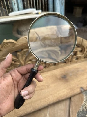 Ручное увеличительное стекло в старинном стиле — латунная рама и ручка из черного дерева - Изображение 1 из 4