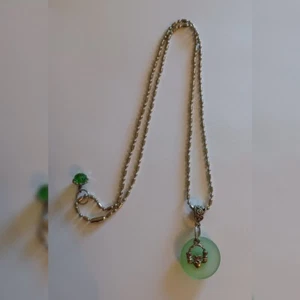Collana con ciondolo Claddagh irlandese tono argento su vetro verde mare e perle cristallo AB - Foto 1 di 4