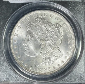DÓLAR DE PLATA MORGAN 1885-O ~ PCGS COMO NUEVO 65 ~ HERMOSA MONEDA ~ ANTIGUO SOPORTE VERDE - Imagen 1 de 4