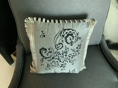 almohada gremio diseñador 1 disponible Foto 1 de 2