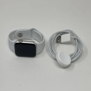 Apple Watch Series 5 40mm Silver Aluminum White Sport Band GPS LTE Very Good - Photo 1 sur 5