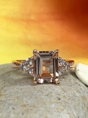 Anillo de compromiso de 3 piedras morganita melocotón creado en laboratorio de 1,9 quilates enchapado en oro rosa de 14 k Foto 1 de 4