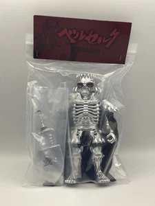 Code Corner Skull Knight Soft Vinyl Sofubi Figure Berserk WF2025 Anime Giappone F/S - Foto 1 di 1