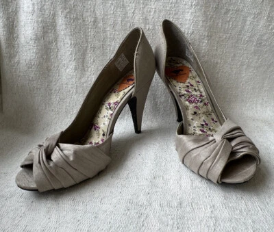 Rocket Dog Womens Taupe Fabric Peep Toe High Heels Sz 8.5M pre-owned  - Image 1 of 4