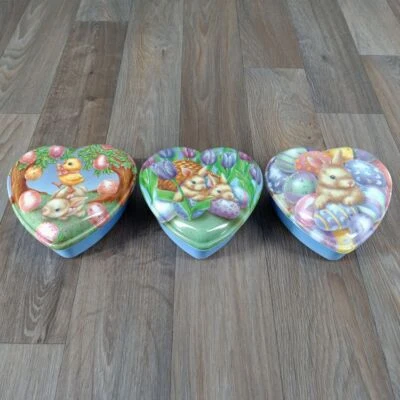 Juego de 3 contenedores de plástico de Pascua en forma de corazón de colección Ullman Co porta caramelos Foto 1 de 4