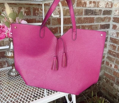 Precioso bolso de mano Neiman Marcus grande de cuero sintético fucsia con borlas Foto 1 de 4