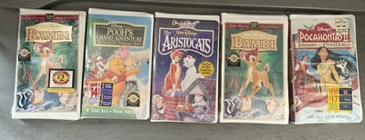 Lot of 5 SEALED Walt Disney VHS Tapes Clamshell Case Pooh Bambi Pocahontas + NEW - Imagem 1 de 4