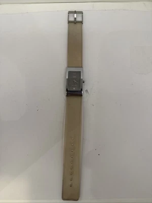 Reloj rectangular Q&Q para mujer de acero inoxidable con cara gris Foto 1 de 3