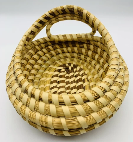 Authentic ￼Gullah Sweetgrass Charleston Weaving Basket ￼By Helen Burns Cover