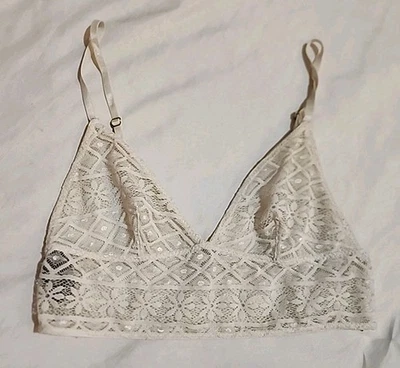 Bralette Out From Under Urban Outfitters de encaje crema talla mediana correas ajustables Foto 1 de 4