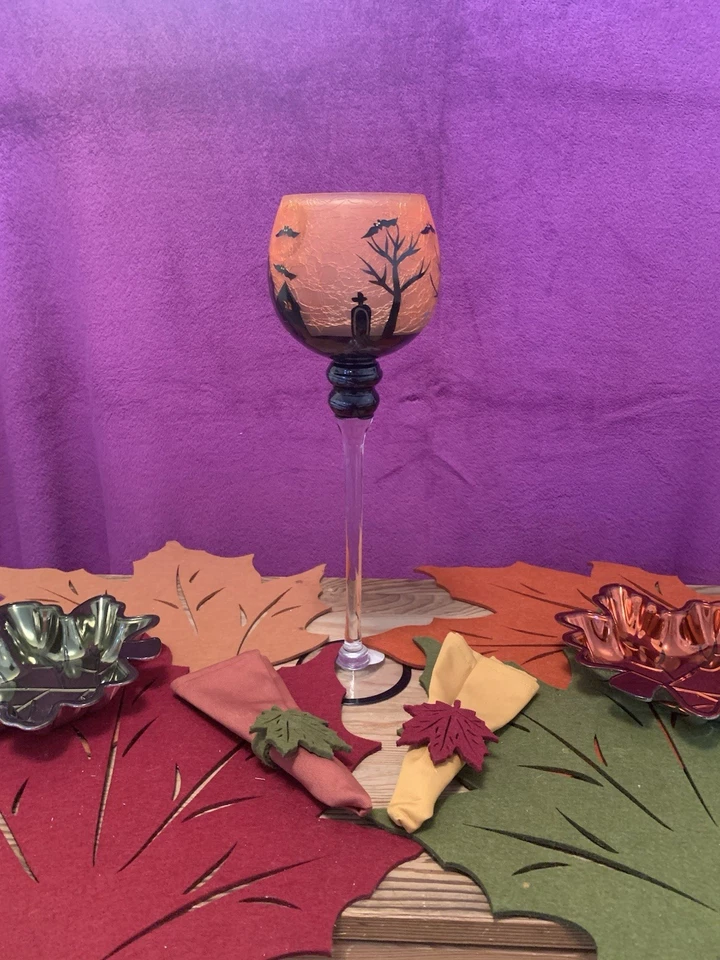 Candelabro de Halloween alto copa de vidrio craquelado decoración hojas doradas. Foto 1 de 4