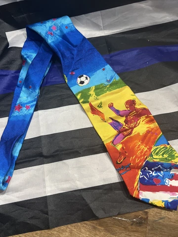 NWT 1994 WORLD CUP SOCCER TIE RM STYLE 100% SILK SOCCER PLAYERS BACK BACKGROUND Cover