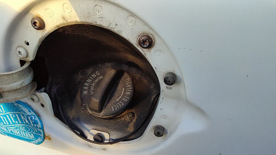 Conjunto de cuello de llenado de combustible Chevy Suburban 2000-2003 con tapa de gasolina OEM 15749594 Foto 1 de 1