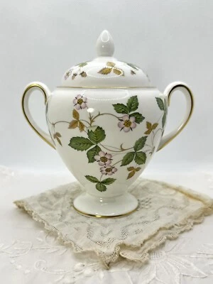 Cuenco de azúcar con tapa de fresa silvestre Wedgwood patas 5,75" hueso China Inglaterra Foto 1 de 4