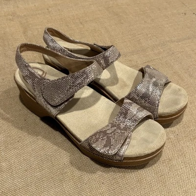 Sandálias femininas Dansko 42 EUA 11,5 ouro soneto pele de cobra falsa alça de tornozelo - Imagem 1 de 4