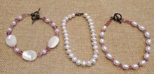 LOTE DE 3 BRAZALETES ORIGINALES DE PERLAS DE AGUA DULCE CON CIERRES DE PLATA ESTERLINA, BLANCO/ROSA... - Imagen 1 de 7