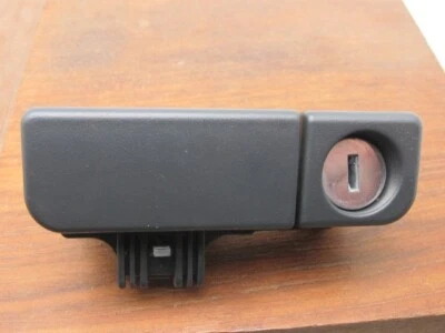 Mitsubishi Eclipse 2006-2007 cierre de guantera negro sin llave incluida Foto 1 de 4