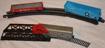 Bachmann Model Train Set Santa Fe Locomotive Hopper Gondola Bridge Track HO Work - Image 1 of 4