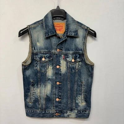 Levi's Men Sleeveless Trucker Denim Jean Vest Jacket Size Small C055 -22 - Image 1 of 4