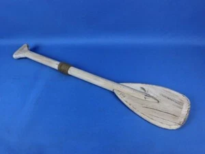Paleta decorativa de madera rústica encalada para bote de remo con ganchos 24" - Imagen 1 de 5