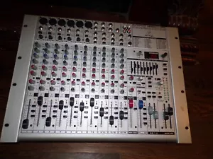 Console di mixaggio Behringer Eurorack UB1832FX-PRO testata - Foto 1 di 4
