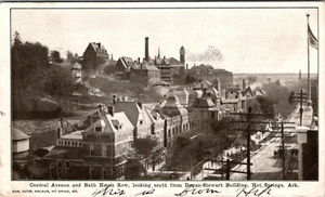 HOT SPRINGS ARKANSAS - FILA CENTRAL AVENIDA Y CASA DE BAÑOS - POSTAL TRASERA INDIVISA - Imagen 1 de 2