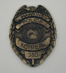 Netflix Stranger Things Hawkins replica distintivo polizia capo tramoggia - metallo - Foto 1 di 2