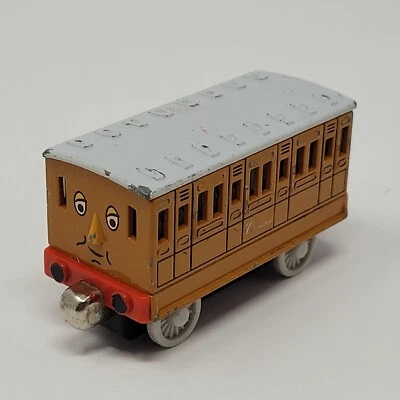 Thomas & Friends Clarabel vagón de pasajeros Take Along N Play diecast vagón de tren Foto 1 de 4