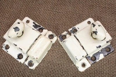 "2 pestillos de gabinete antiguos armario perilla ovalada giratoria atrapa lata blanca antigua 2 1/8""" Foto 1 de 4