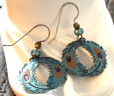 Preciosos pendientes colgantes redondos con diseño de pluma de pavo real azul Foto 1 de 4