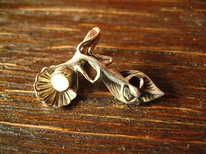 winziger Kinder Anhänger Salamander auf Blatt Muschel Bettelarmband 925er Silber - Picture 1 of 4