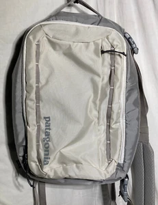 Patagonia Tres 25 L Padded Back Polyester Messenger Backpack Bag Cream /Gray - Picture 1 of 14