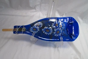 Cuchillo de bandeja de queso con botella de vidrio derretido azul cobalto flores pintadas a mano - Imagen 1 de 5