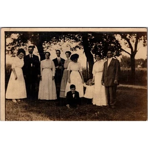 Antigua foto postal sepia grupo de personas retrato principios de 1900 moda - Imagen 1 de 2