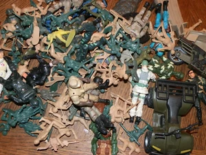 Mixed Lot of Various Military Men, Soldiers, Weapons, Etc. - Picture 1 of 3