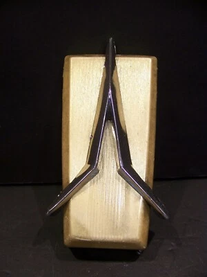 Emblema de parrilla Plymouth 1959 1960 OEM #1902615 Fury Suburban Savoy Belvedere Foto 1 de 4